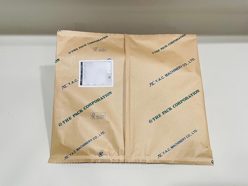 JAPAN PACK 2023で展示した自動包装機対応の紙製宅配袋。脱気機能により内容物にフィットした包装を実現した仕様。