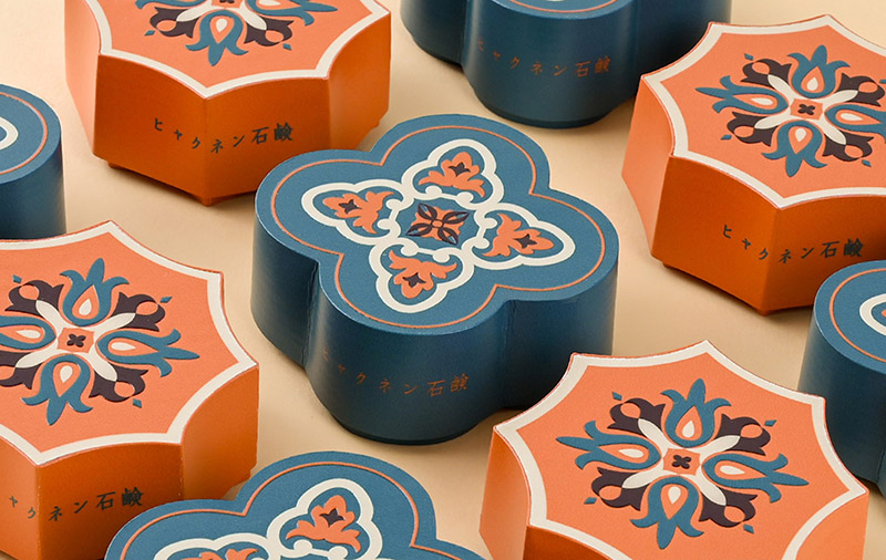 『ヒャクネン石鹸』のレトロなパッケージが誘う、記憶の中の昭和風景 ―ザ・パックデザイナーが「昭和100年パッケージ展」で問いかける未来 Part1―