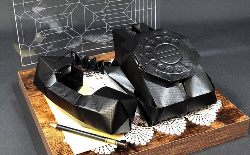 昭和のアイコン「黒電話機」を紙1枚で再現!温故知新のパッケージデザイン ―ザ・パックデザイナーが「昭和100年パッケージ展」で問いかける未来 Part2―