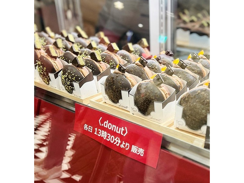 ドットドーナツ様の店頭ショーケースで使用されているオリジナル紙トレー