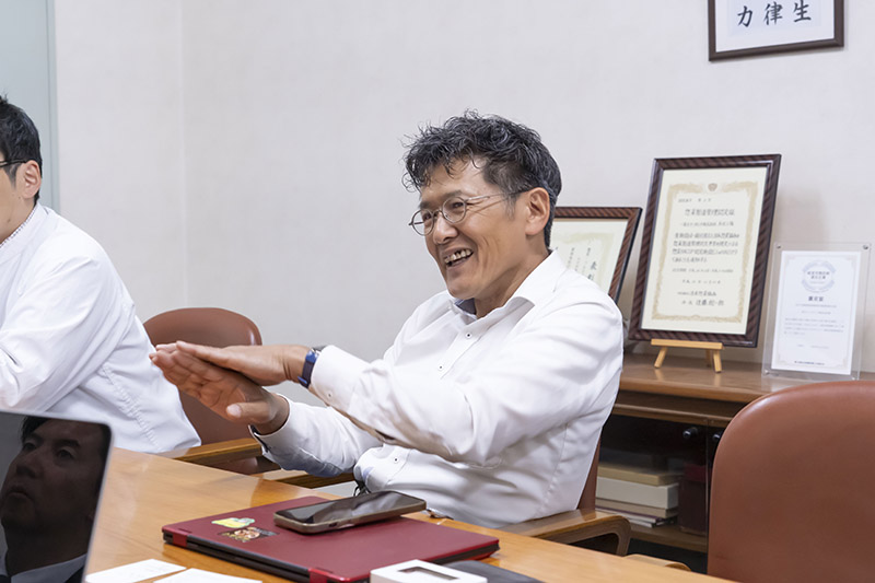 一冨士ケータリング株式会社の担当者様が会議室で手振りを交えながら説明する様子とインタビュー風景