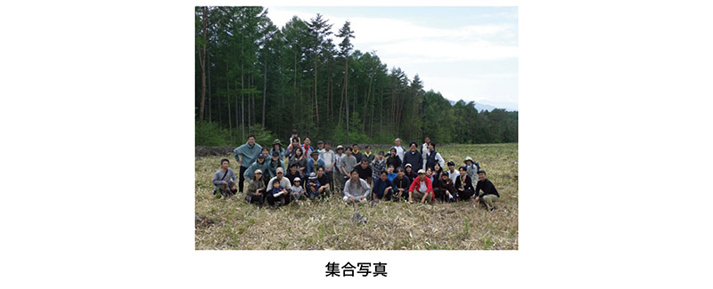 長野県富士見町での植樹活動に参加したメンバーによる森林での集合写真